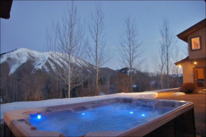Game Room, Outdoor Hot Tub, Two Kitchens, Perfect For Large Families